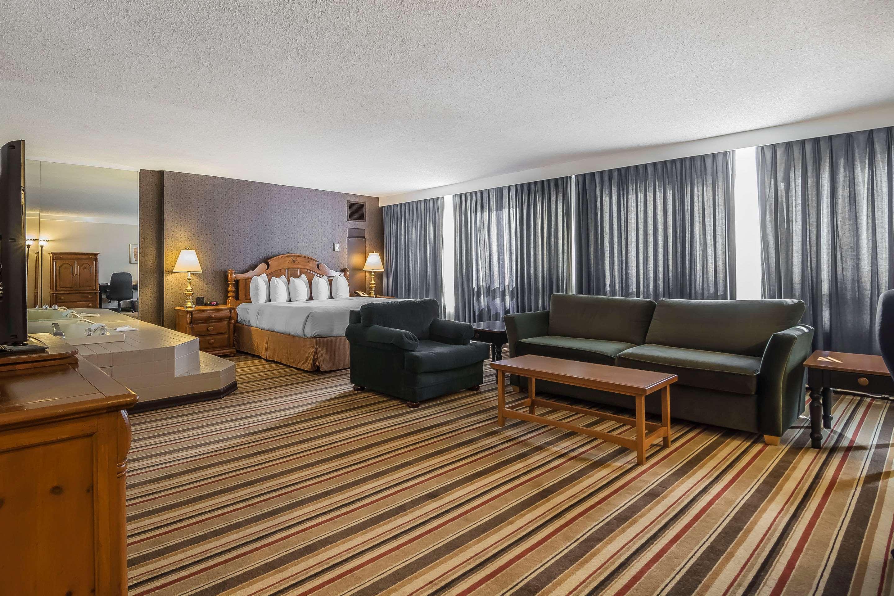 Hotel Doubletree By Hilton Calgary North Exterior foto