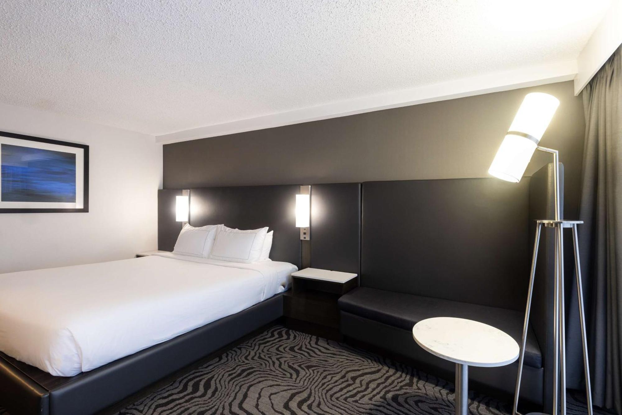 Hotel Doubletree By Hilton Calgary North Exterior foto