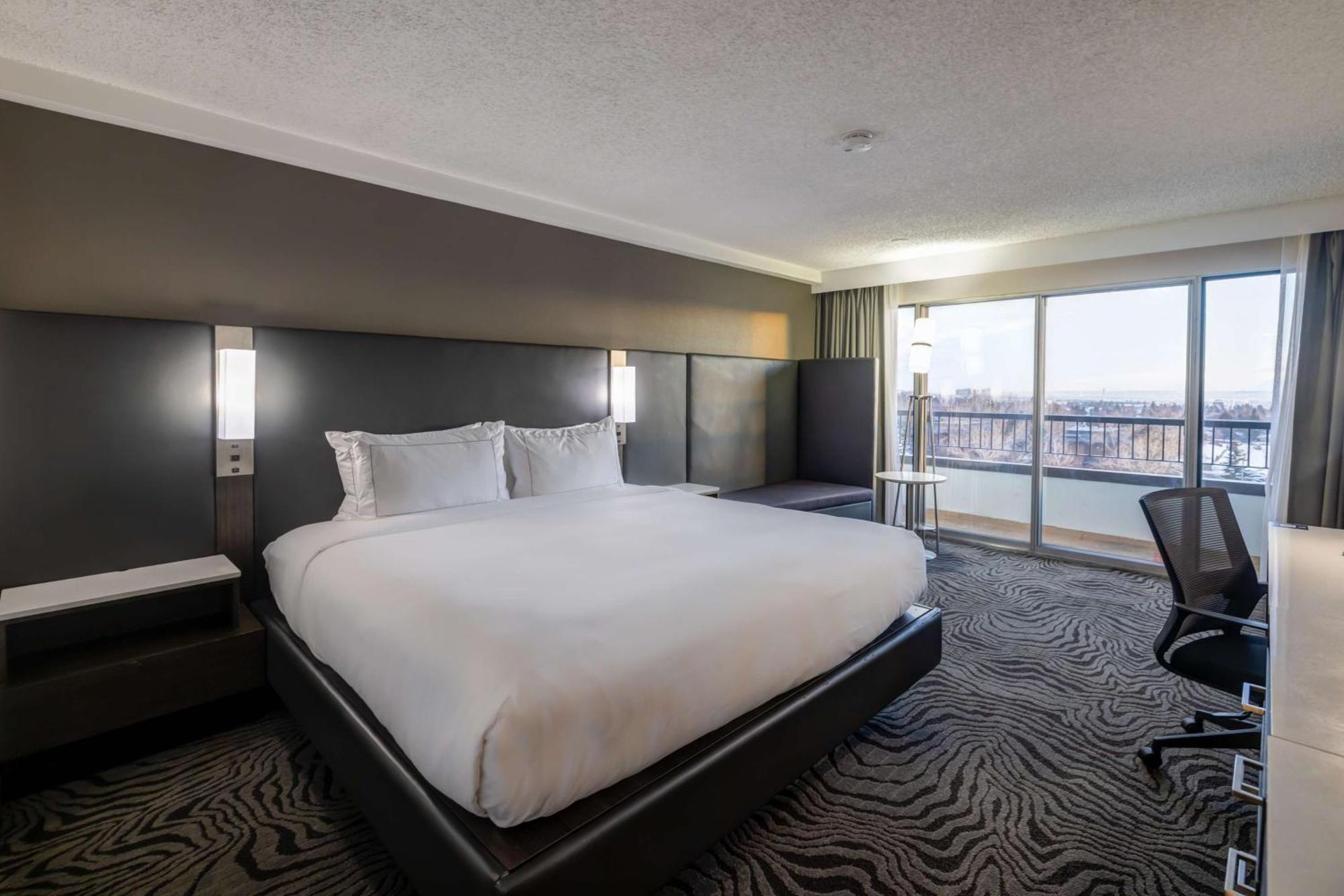 Hotel Doubletree By Hilton Calgary North Exterior foto