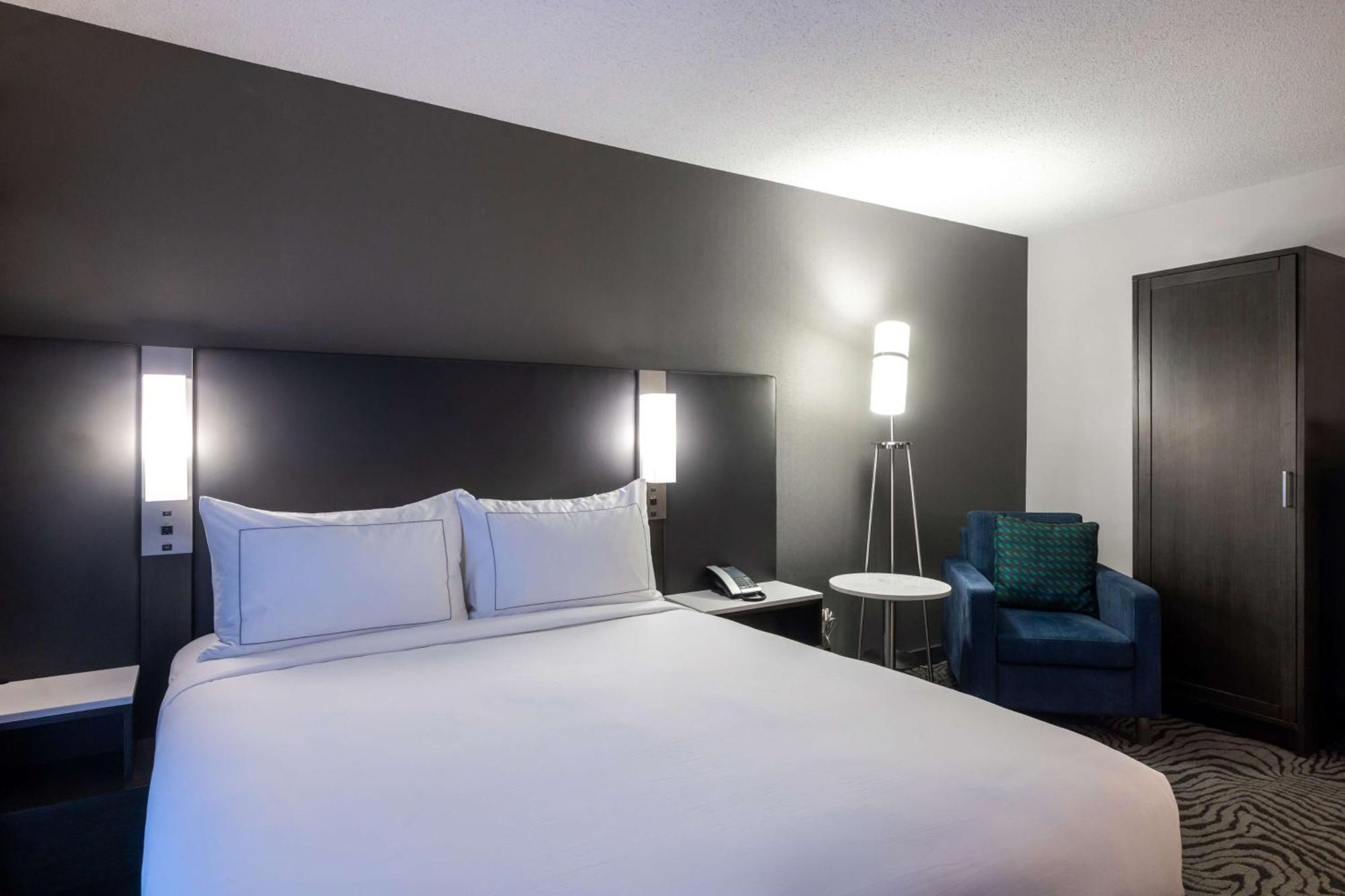 Hotel Doubletree By Hilton Calgary North Exterior foto